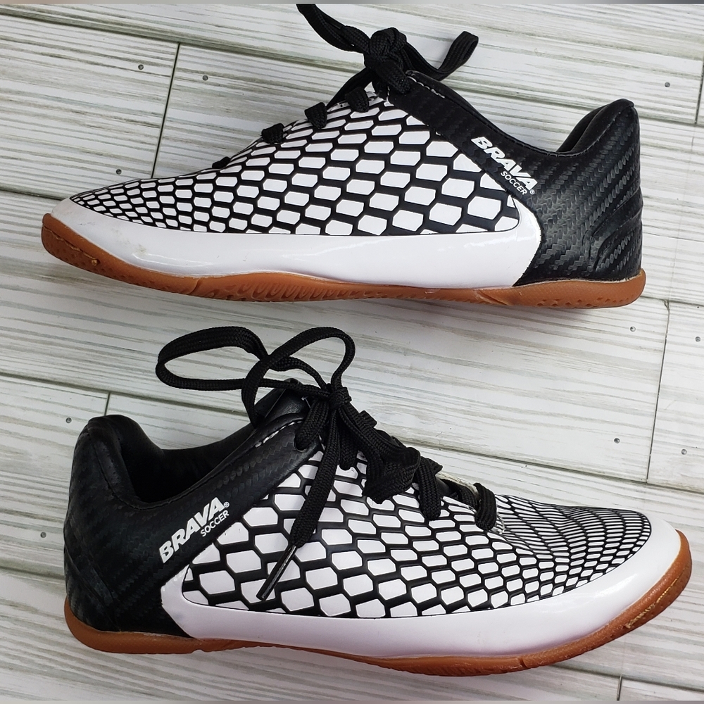 Brava black/white Soccer shoes boys' size 13 (sw101)